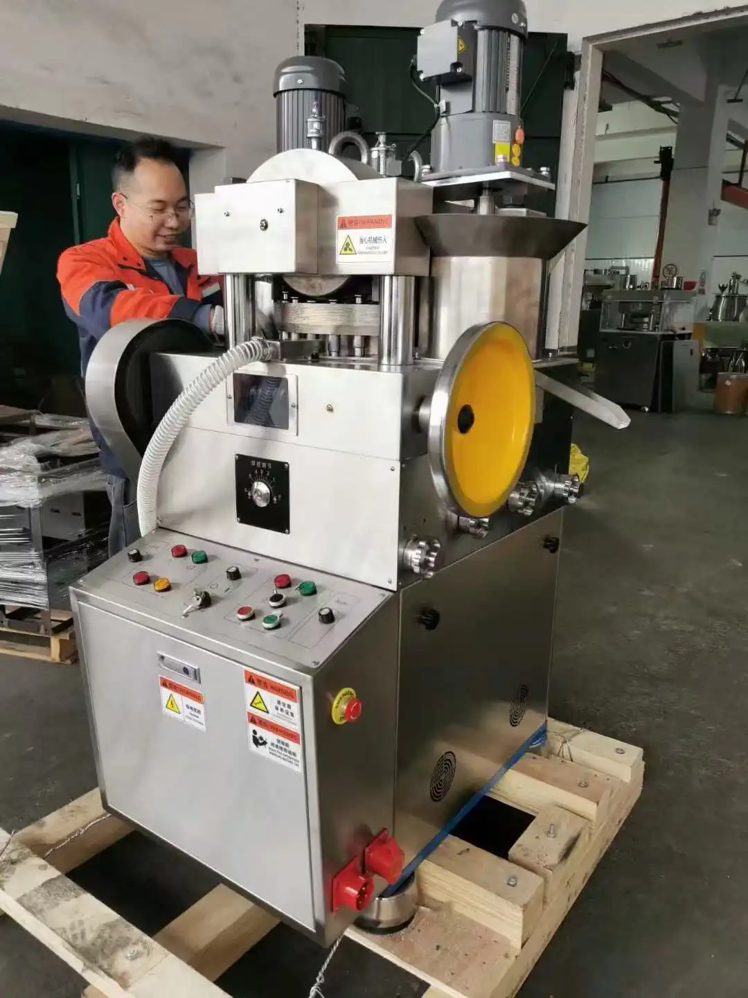 Pharmaceutical tablet press Pharmaceutical tablet press